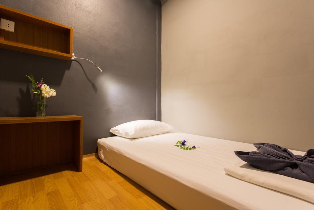 Holiday Station Hostel Krabi Exterior photo