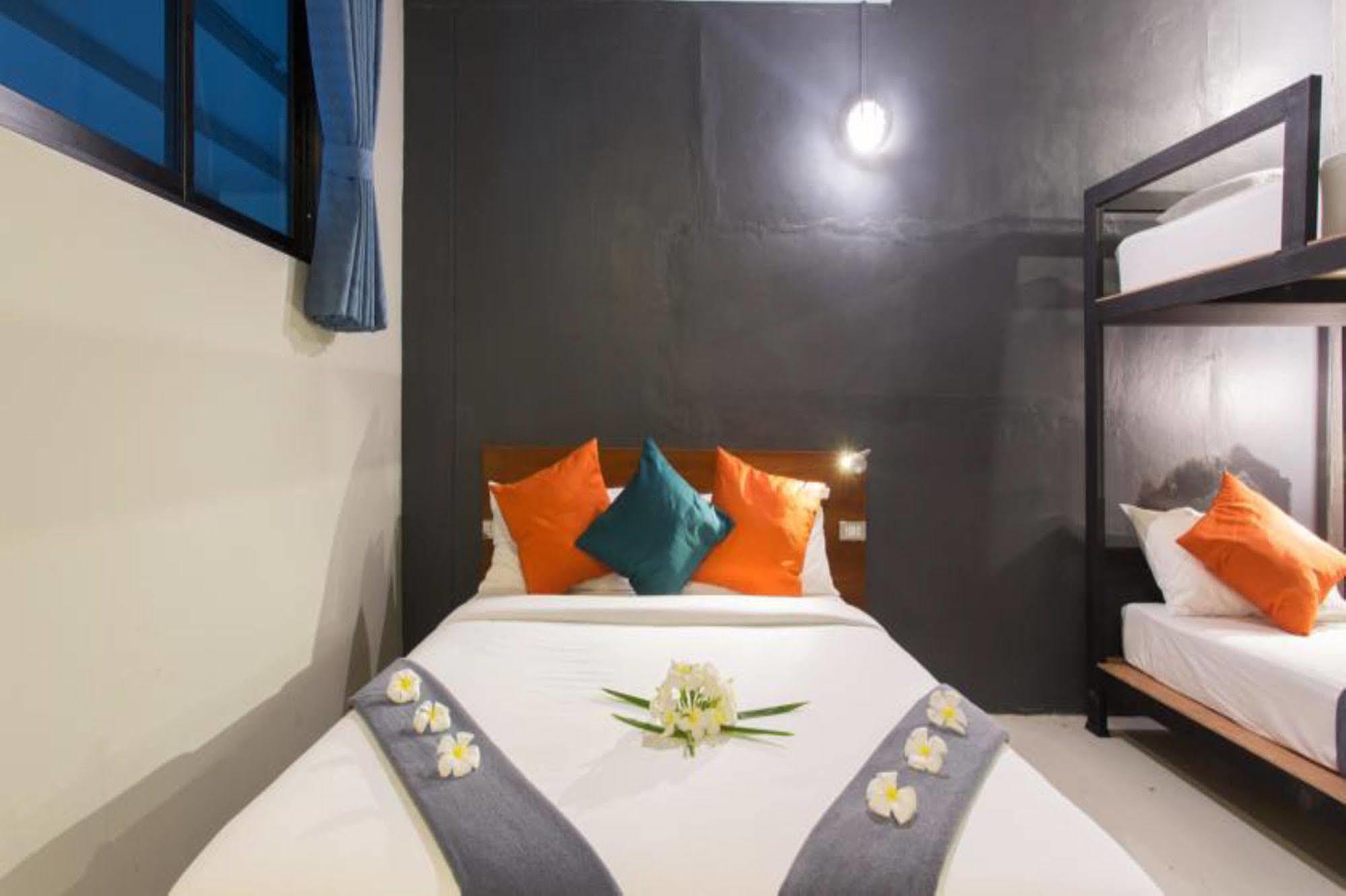 Holiday Station Hostel Krabi Exterior photo