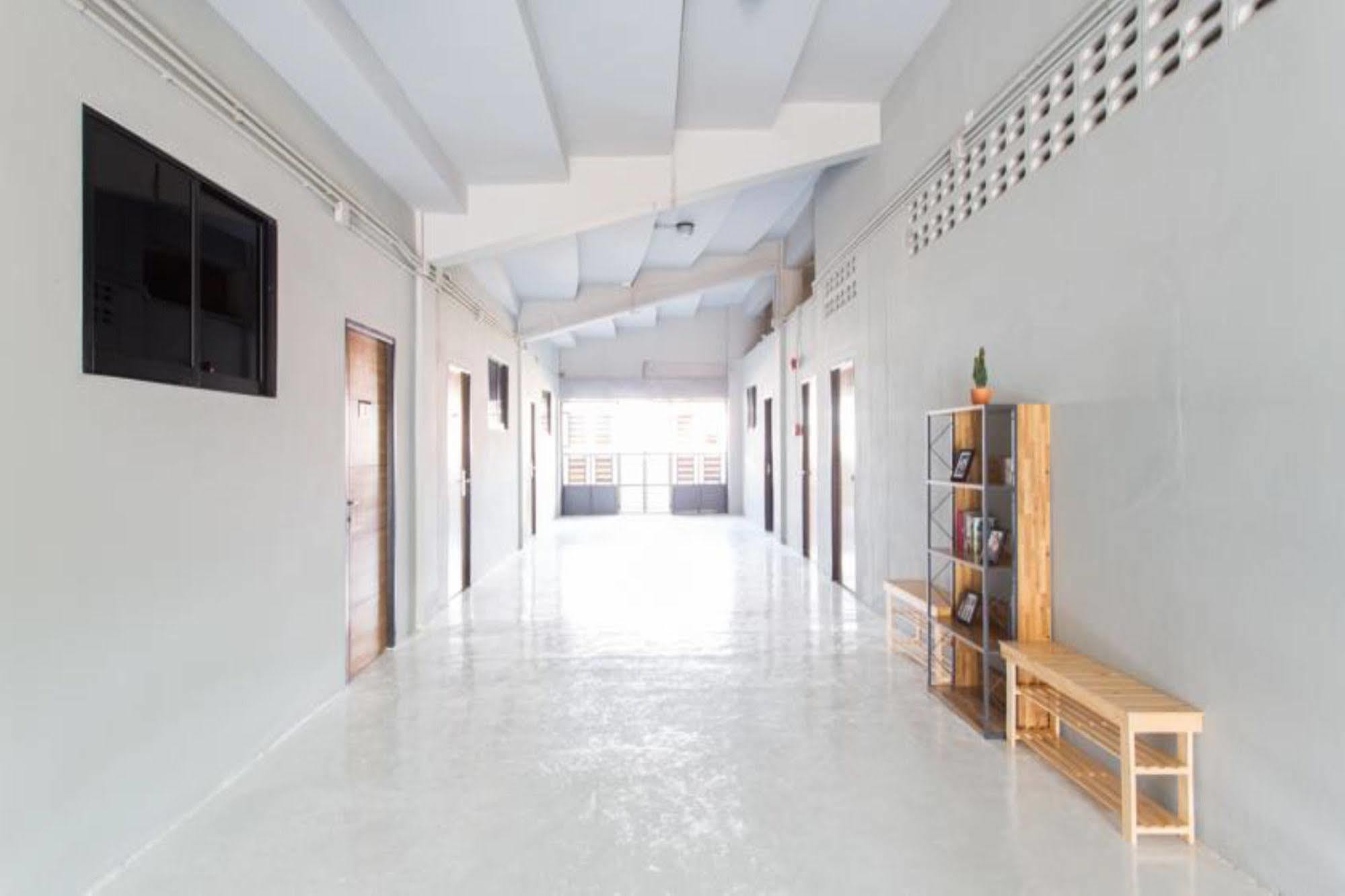 Holiday Station Hostel Krabi Exterior photo